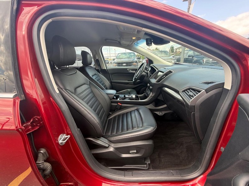 Ford Edge Vehicle Full-screen Gallery Image 10