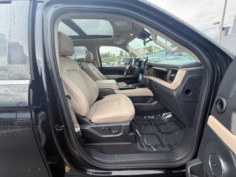 Ford Expedition Max Vehicle Full-screen Gallery Image 10