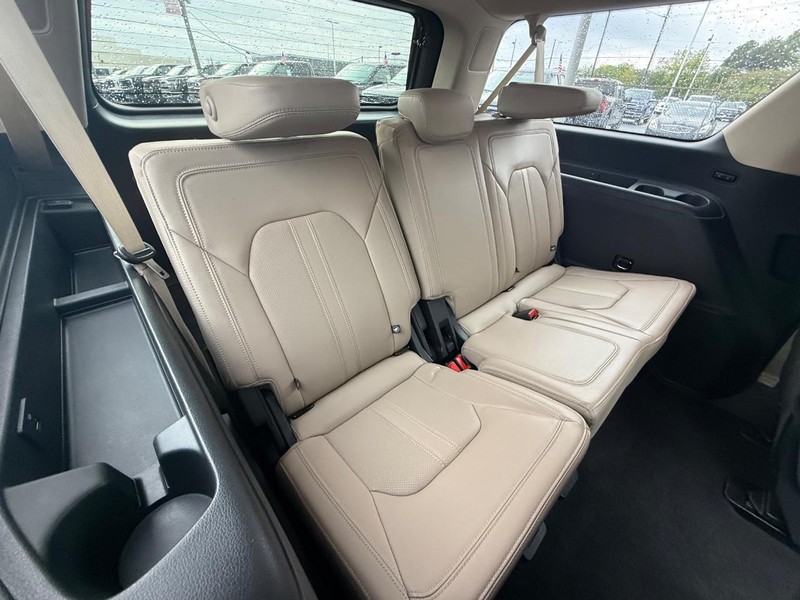 Ford Expedition Max Vehicle Full-screen Gallery Image 11