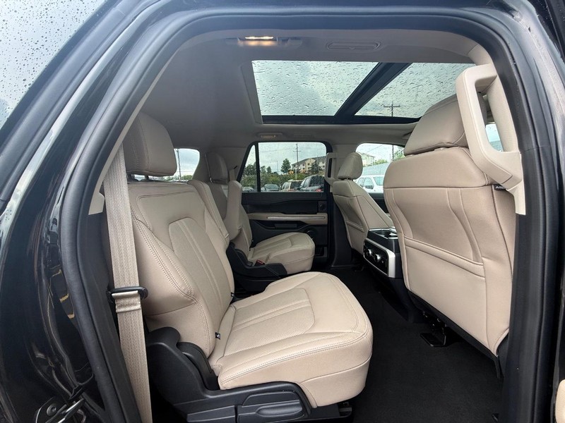 Ford Expedition Max Vehicle Full-screen Gallery Image 12