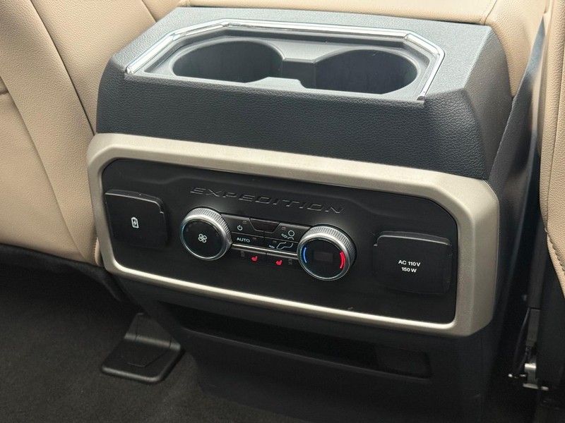 Ford Expedition Max Vehicle Full-screen Gallery Image 13