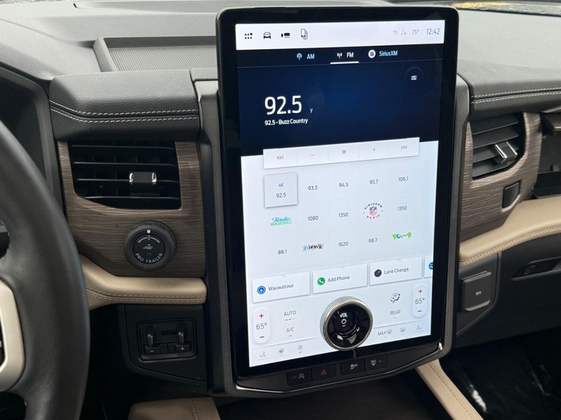 Ford Expedition Max Vehicle Full-screen Gallery Image 19