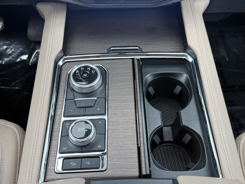 Ford Expedition Max Vehicle Full-screen Gallery Image 22