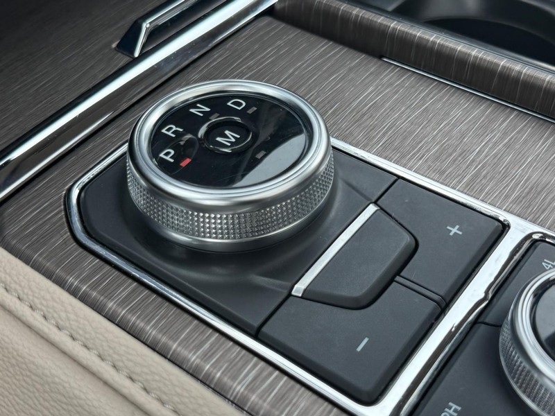 Ford Expedition Max Vehicle Full-screen Gallery Image 23