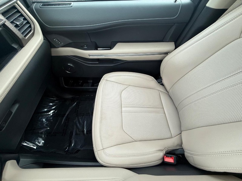 Ford Expedition Max Vehicle Full-screen Gallery Image 24
