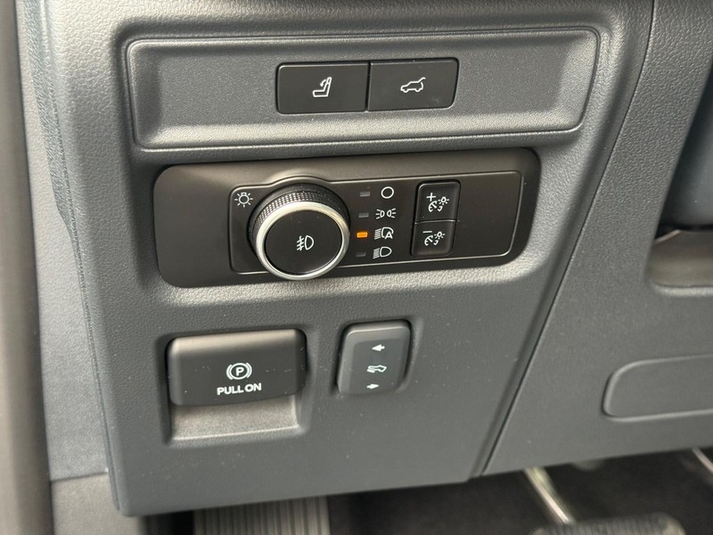 Ford Expedition Max Vehicle Full-screen Gallery Image 26