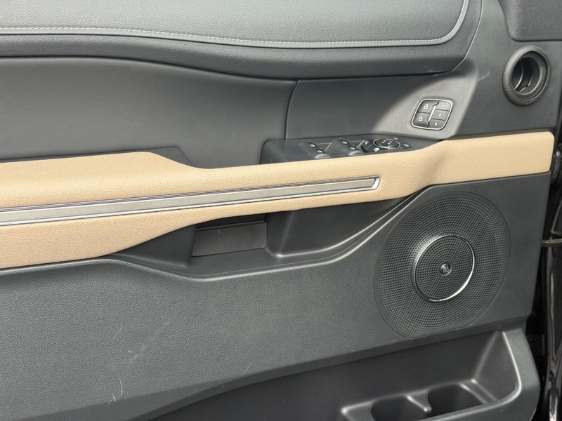 Ford Expedition Max Vehicle Full-screen Gallery Image 27