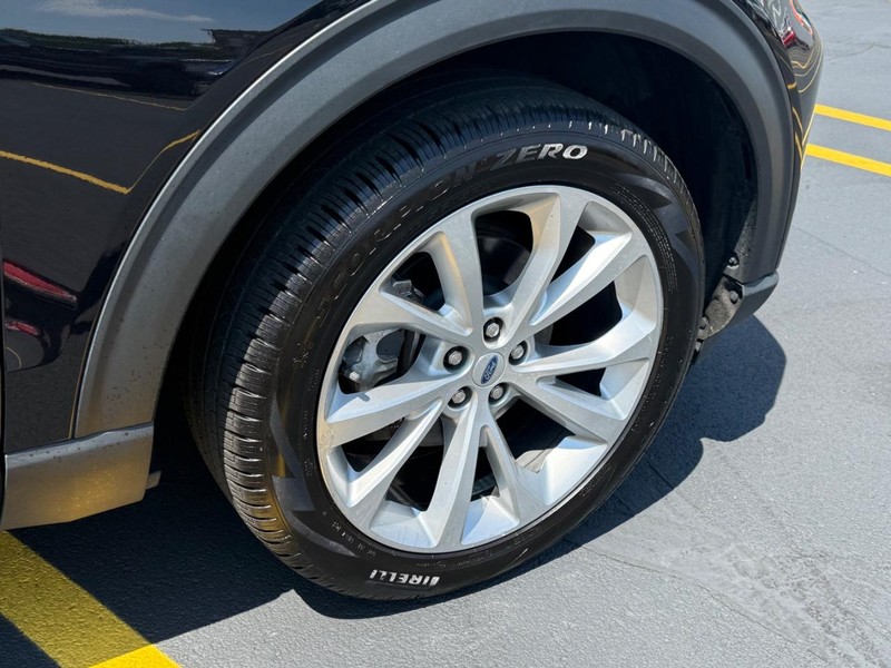 Ford Explorer Vehicle Full-screen Gallery Image 09