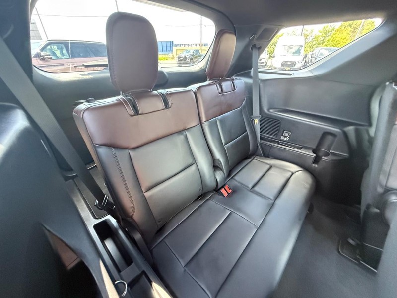 Ford Explorer Vehicle Full-screen Gallery Image 11