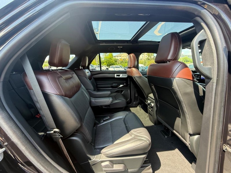 Ford Explorer Vehicle Full-screen Gallery Image 12