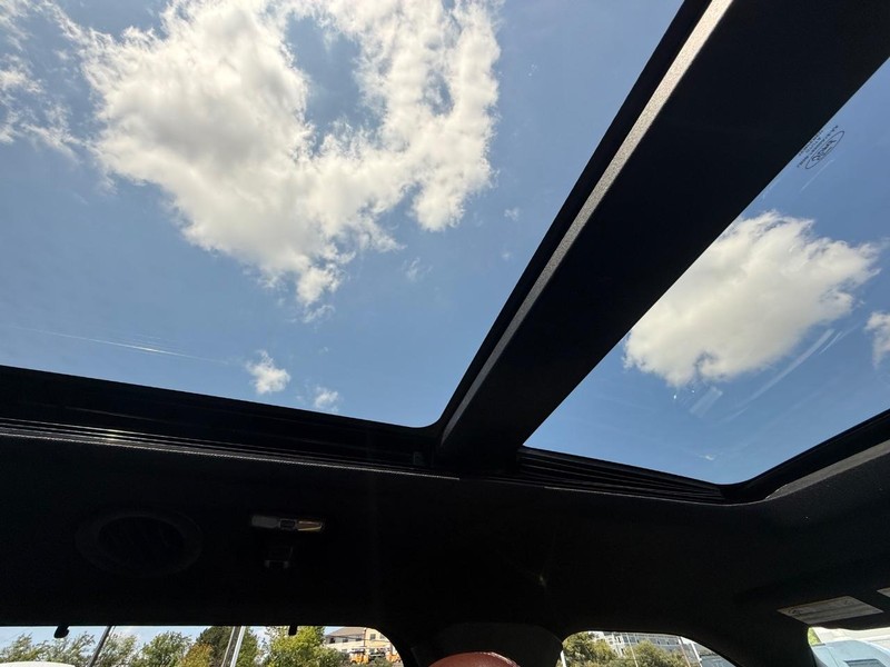 Ford Explorer Vehicle Full-screen Gallery Image 13