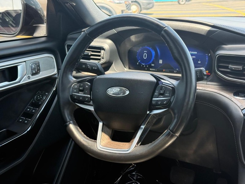 Ford Explorer Vehicle Full-screen Gallery Image 15