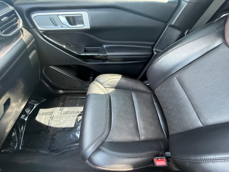 Ford Explorer Vehicle Full-screen Gallery Image 24