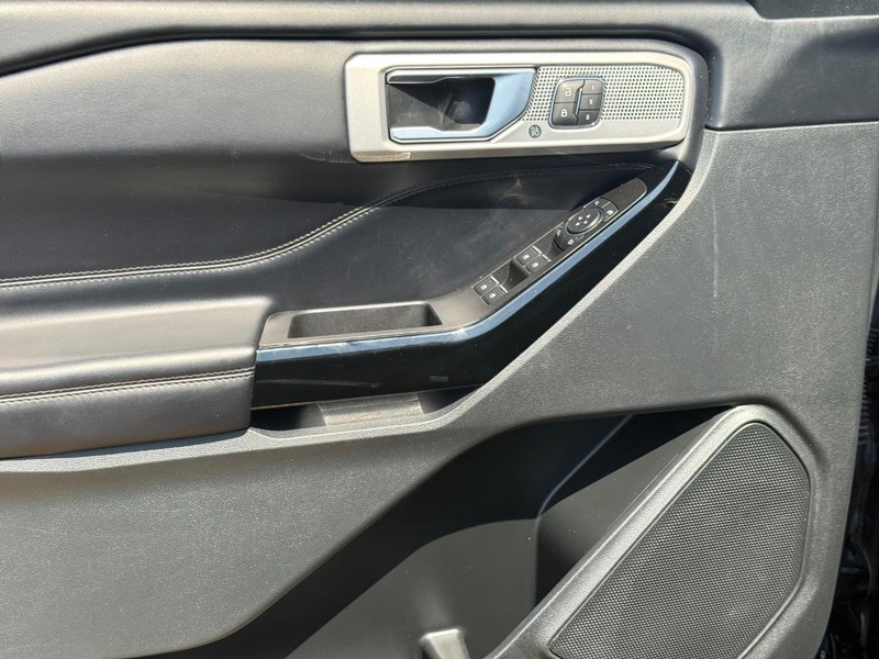 Ford Explorer Vehicle Full-screen Gallery Image 26