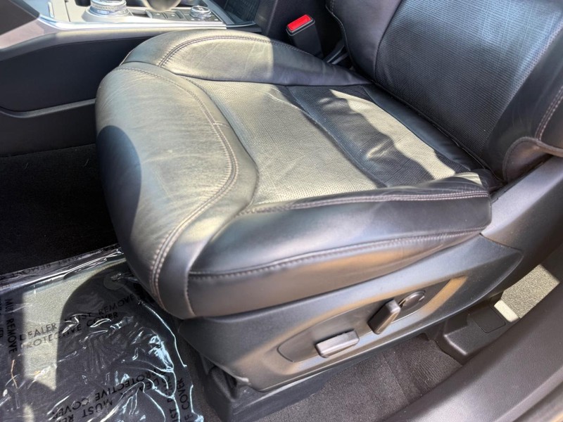 Ford Explorer Vehicle Full-screen Gallery Image 27