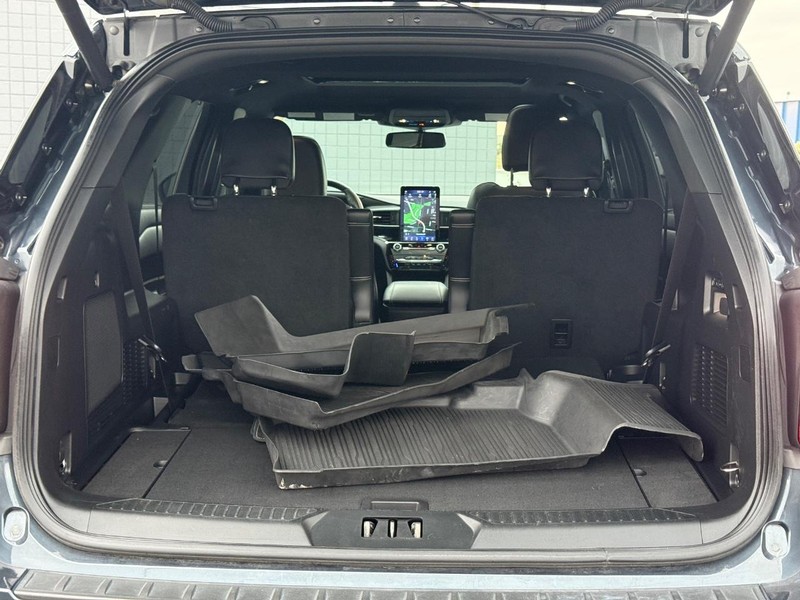 Ford Explorer Vehicle Full-screen Gallery Image 06