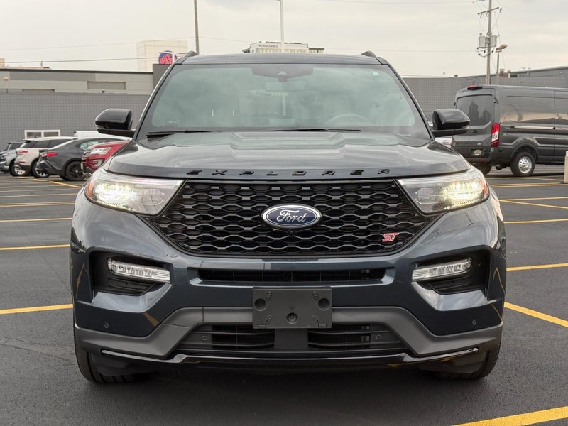 Ford Explorer Vehicle Full-screen Gallery Image 09