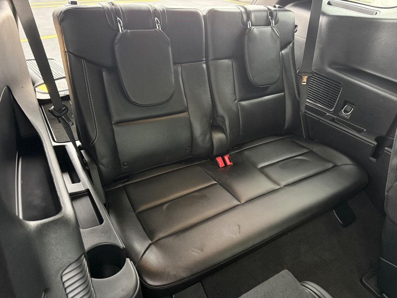 Ford Explorer Vehicle Full-screen Gallery Image 10