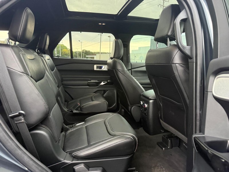 Ford Explorer Vehicle Full-screen Gallery Image 11