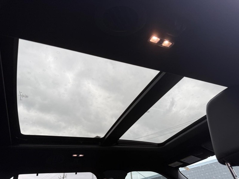 Ford Explorer Vehicle Full-screen Gallery Image 12