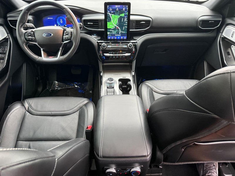 Ford Explorer Vehicle Full-screen Gallery Image 13