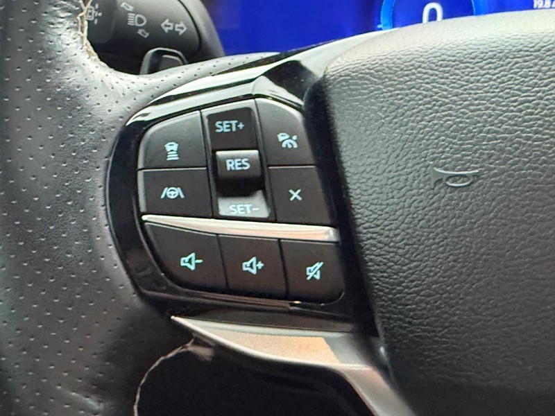 Ford Explorer Vehicle Full-screen Gallery Image 15