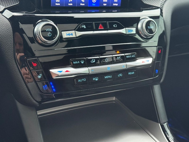 Ford Explorer Vehicle Full-screen Gallery Image 20