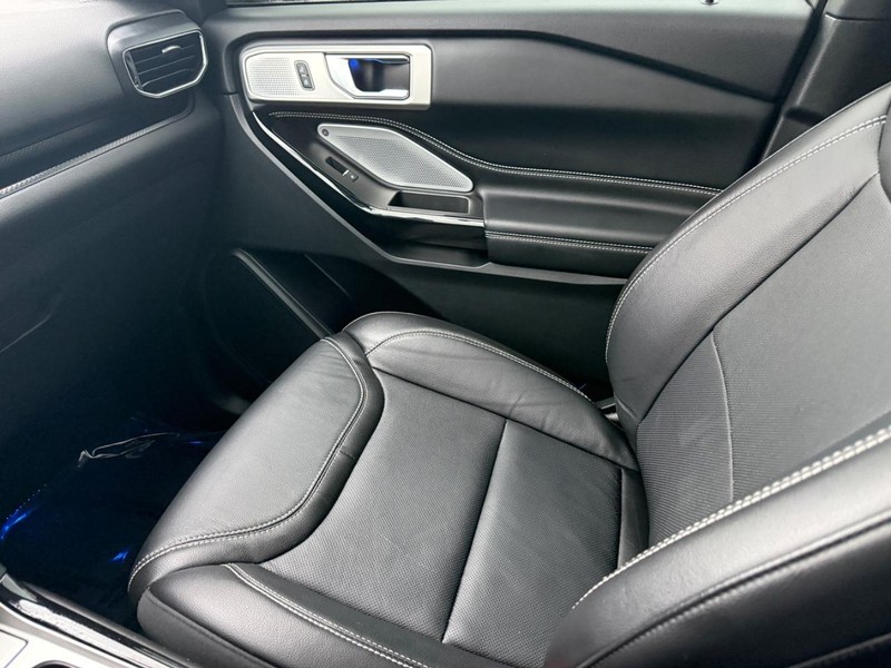 Ford Explorer Vehicle Full-screen Gallery Image 22