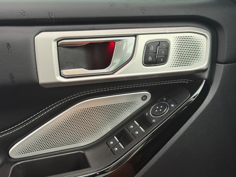 Ford Explorer Vehicle Full-screen Gallery Image 25