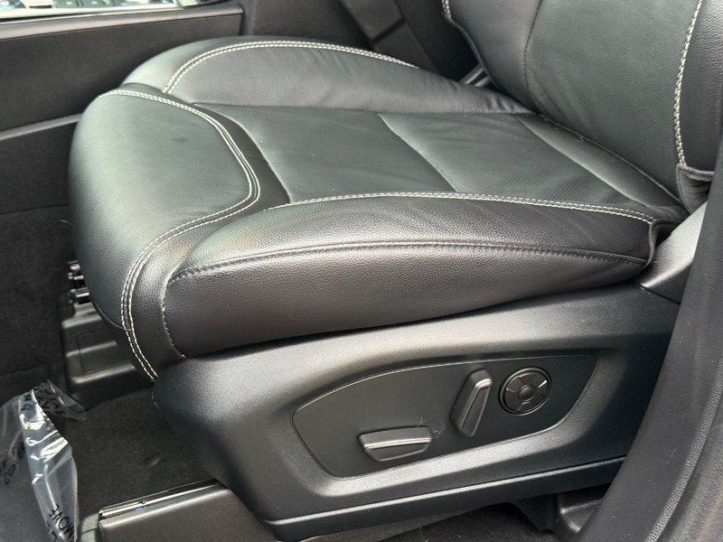Ford Explorer Vehicle Full-screen Gallery Image 26