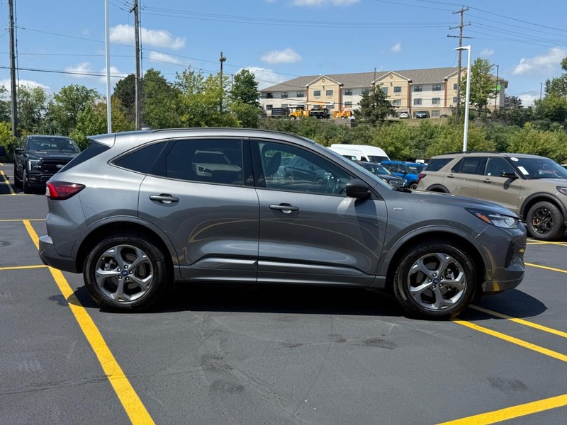 Ford Escape Vehicle Full-screen Gallery Image 02
