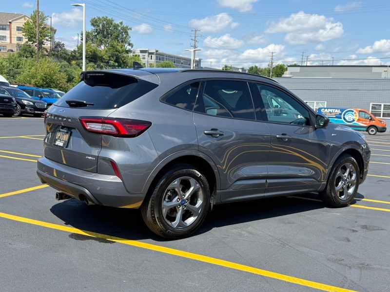 Ford Escape Vehicle Full-screen Gallery Image 03