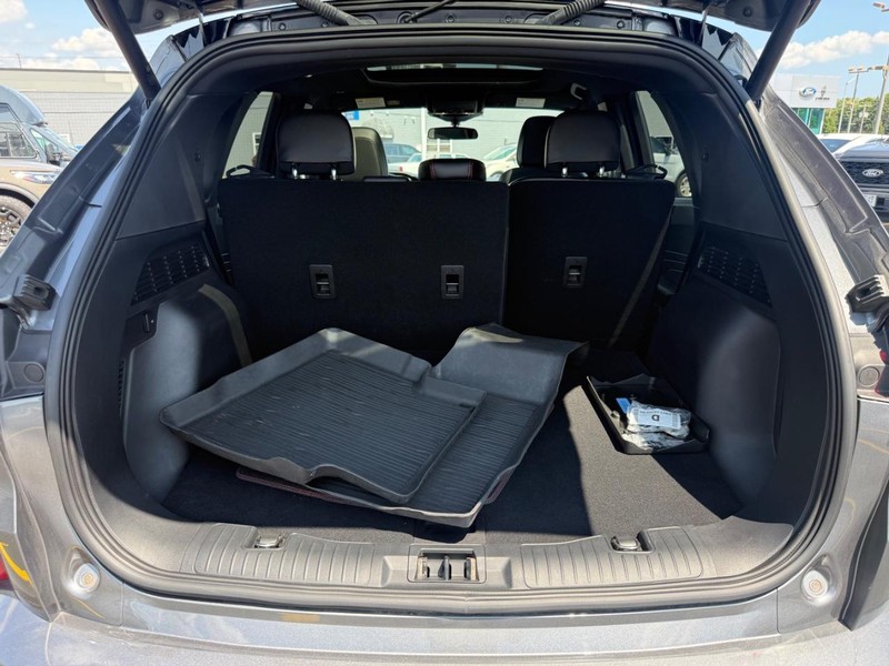 Ford Escape Vehicle Full-screen Gallery Image 05