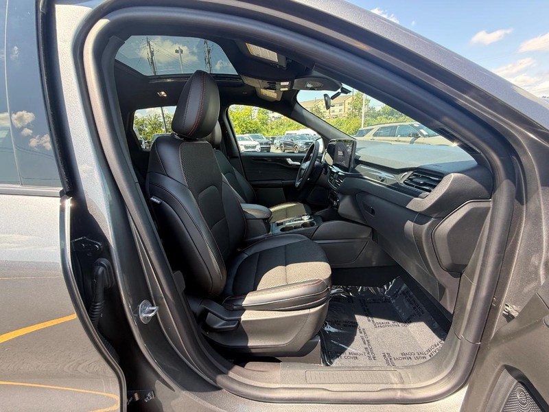 Ford Escape Vehicle Full-screen Gallery Image 10