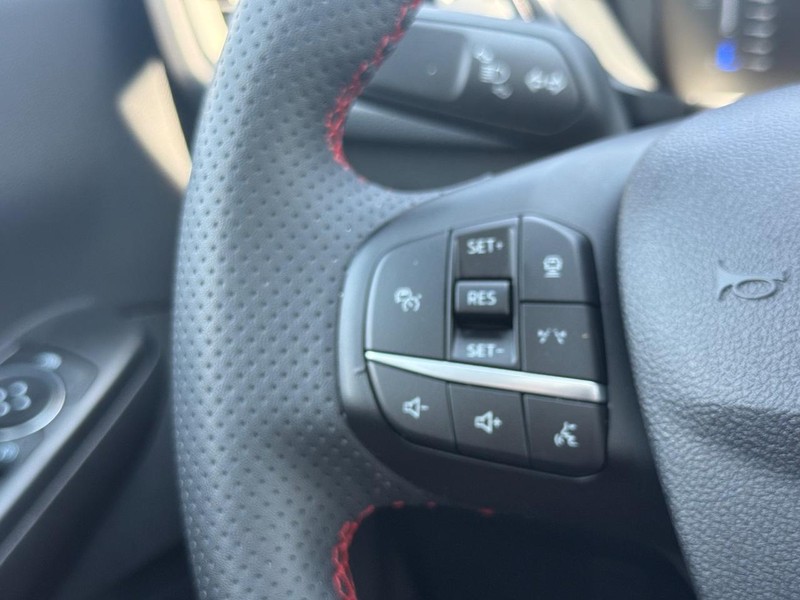 Ford Escape Vehicle Full-screen Gallery Image 15