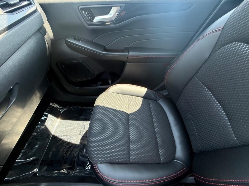 Ford Escape Vehicle Full-screen Gallery Image 22