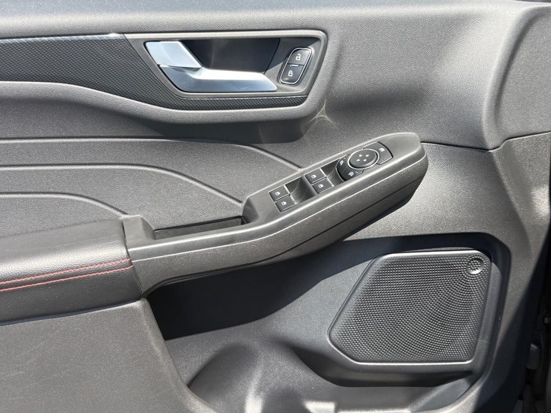 Ford Escape Vehicle Full-screen Gallery Image 25