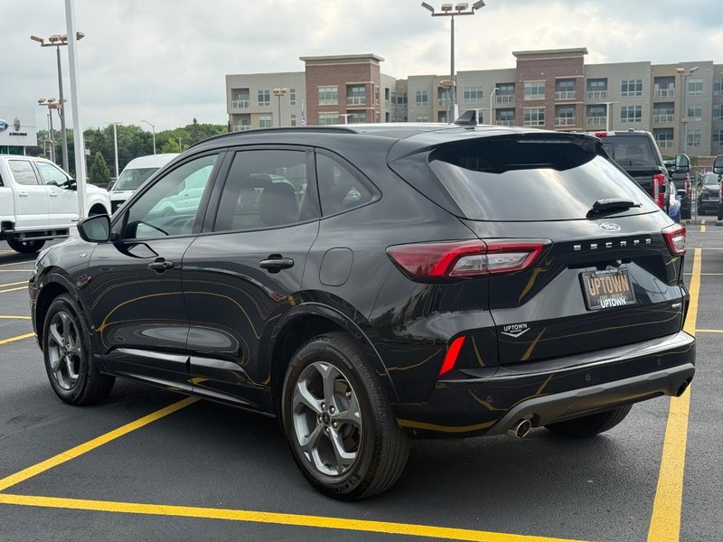 Ford Escape Vehicle Full-screen Gallery Image 06