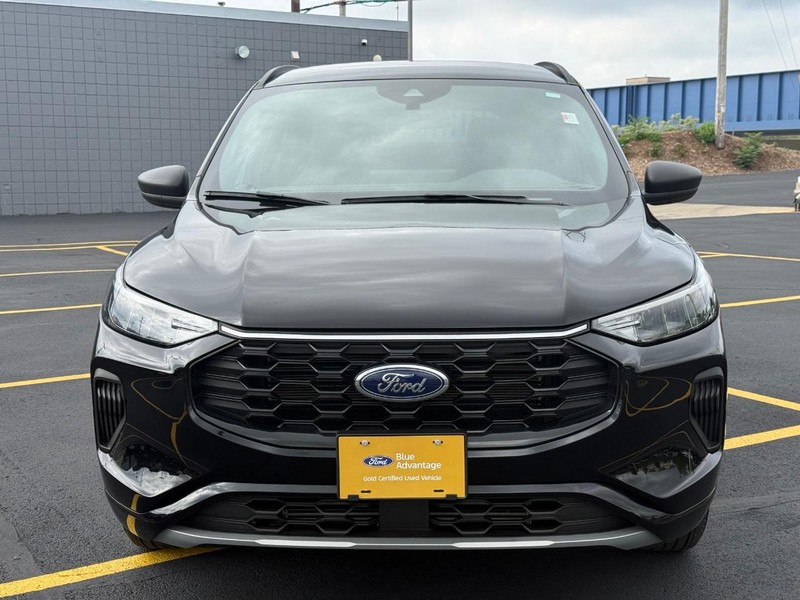 Ford Escape Vehicle Full-screen Gallery Image 08
