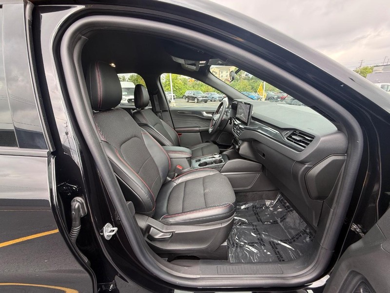 Ford Escape Vehicle Full-screen Gallery Image 10