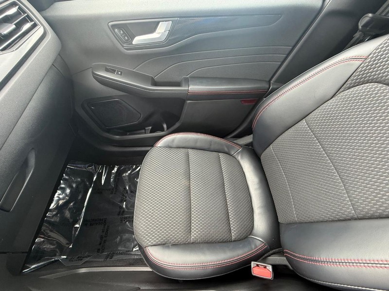 Ford Escape Vehicle Full-screen Gallery Image 22