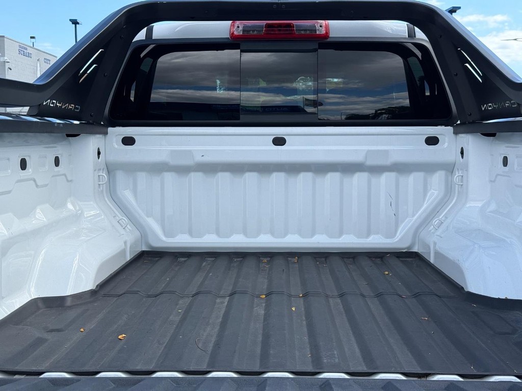 GMC Canyon Vehicle Full-screen Gallery Image 05