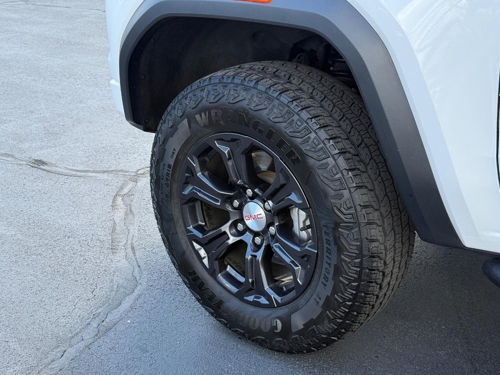 GMC Canyon Vehicle Full-screen Gallery Image 07
