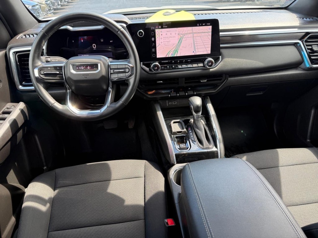 GMC Canyon Vehicle Full-screen Gallery Image 11