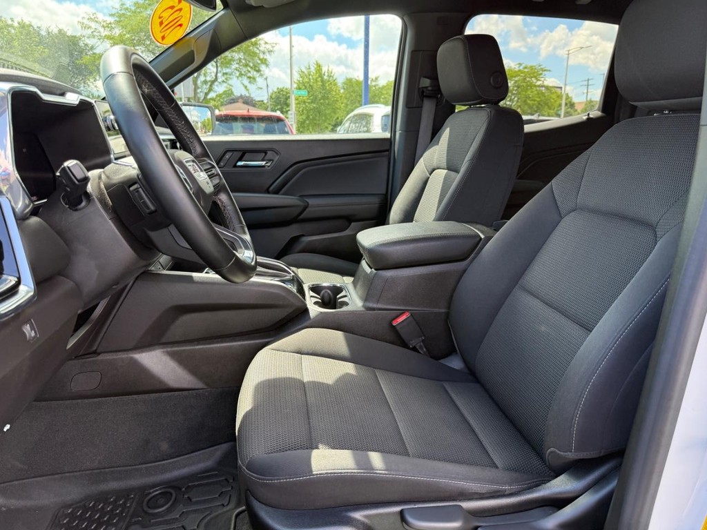 GMC Canyon Vehicle Full-screen Gallery Image 14