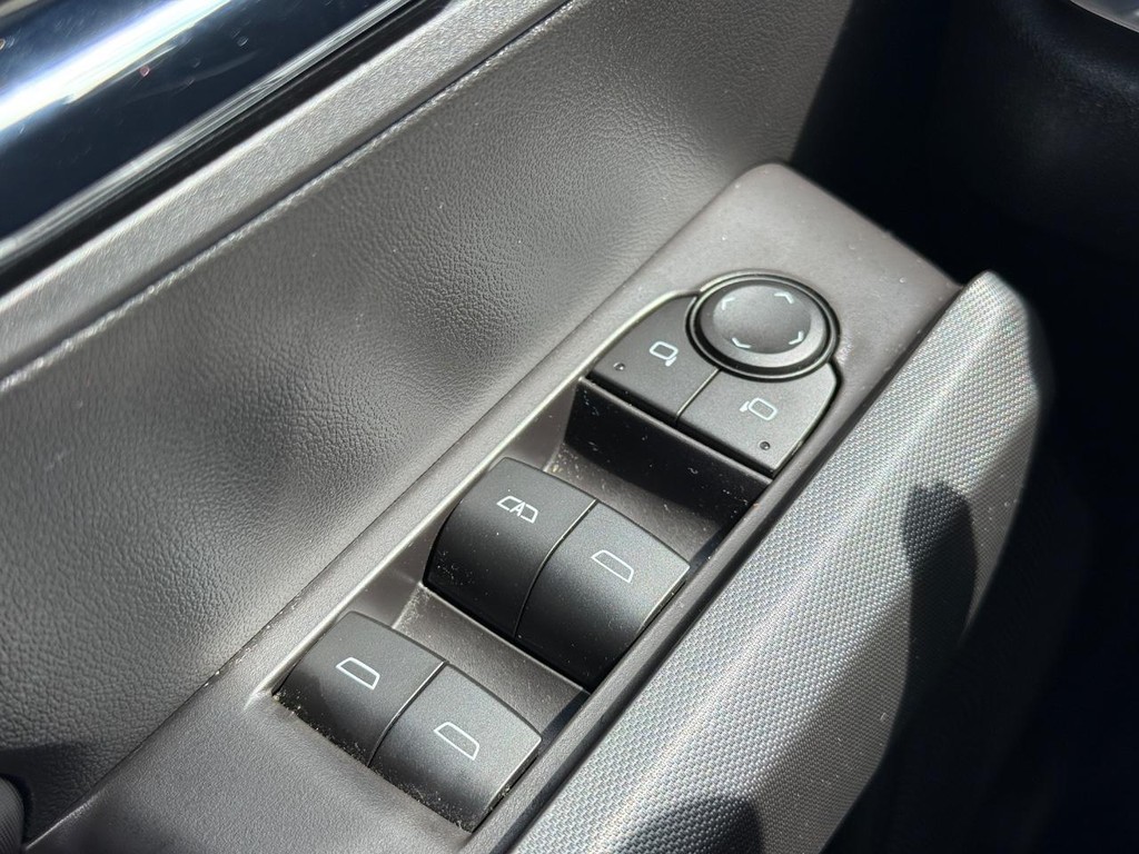 GMC Canyon Vehicle Full-screen Gallery Image 25
