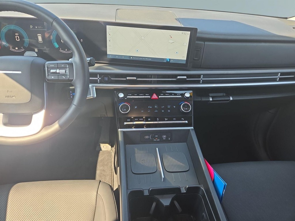 Hyundai Santa Fe Vehicle Full-screen Gallery Image 08