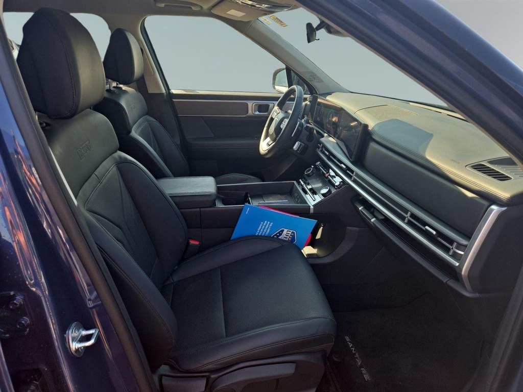 Hyundai Santa Fe Vehicle Full-screen Gallery Image 13