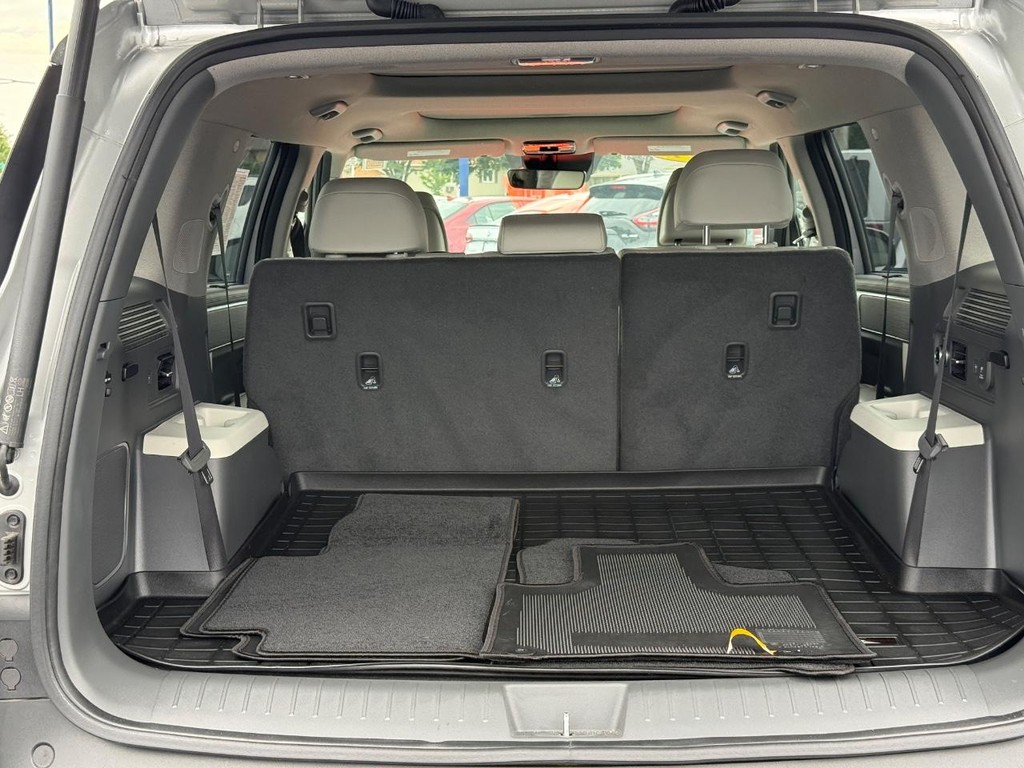 Hyundai Santa Fe Vehicle Full-screen Gallery Image 06