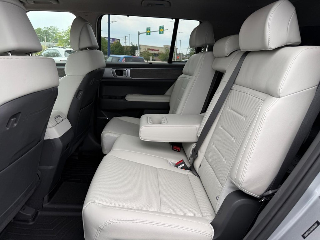 Hyundai Santa Fe Vehicle Full-screen Gallery Image 10